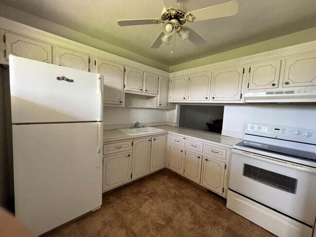 Building Photo - 2606 Garden Dr S