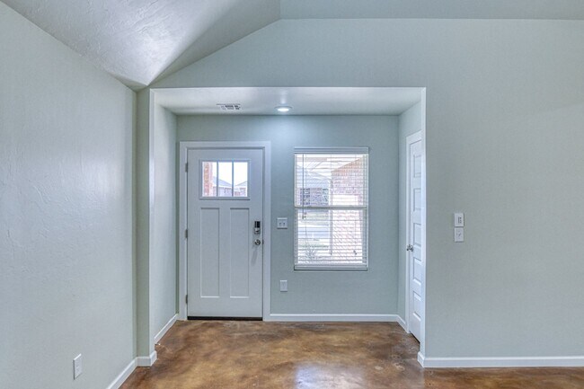 Foto del edificio - New Construction in Varenna Landing! Storm shelter and lawn care included!