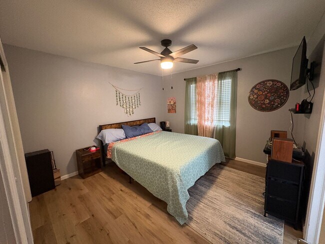 Building Photo - Great Location