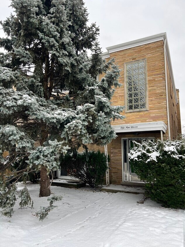 Primary Photo - 5911 W Addison St