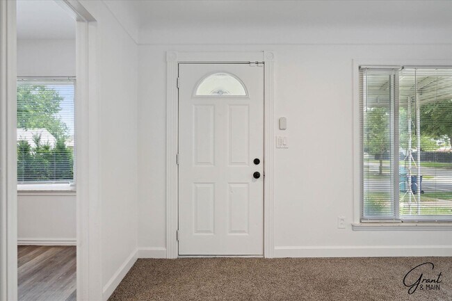 Building Photo - 3 bedroom - 2 bathroom - Lincoln Park - $1...