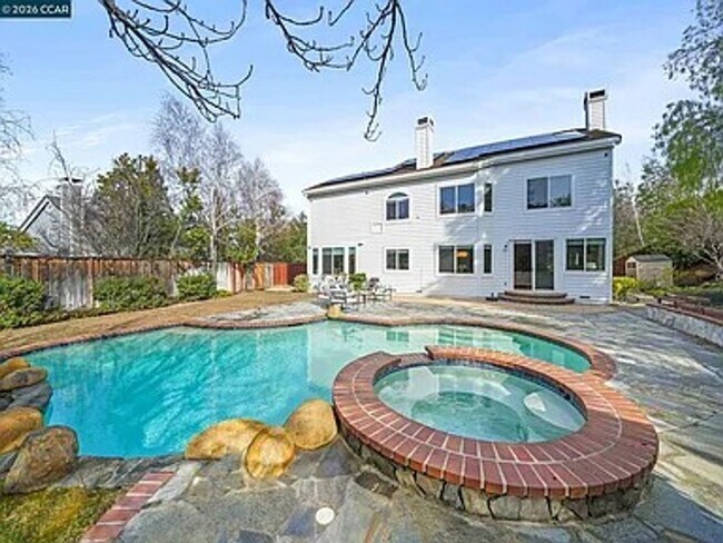 Foto del edificio - Luxury, comfort, and breathtaking surroundings in Stunning Clayton home!