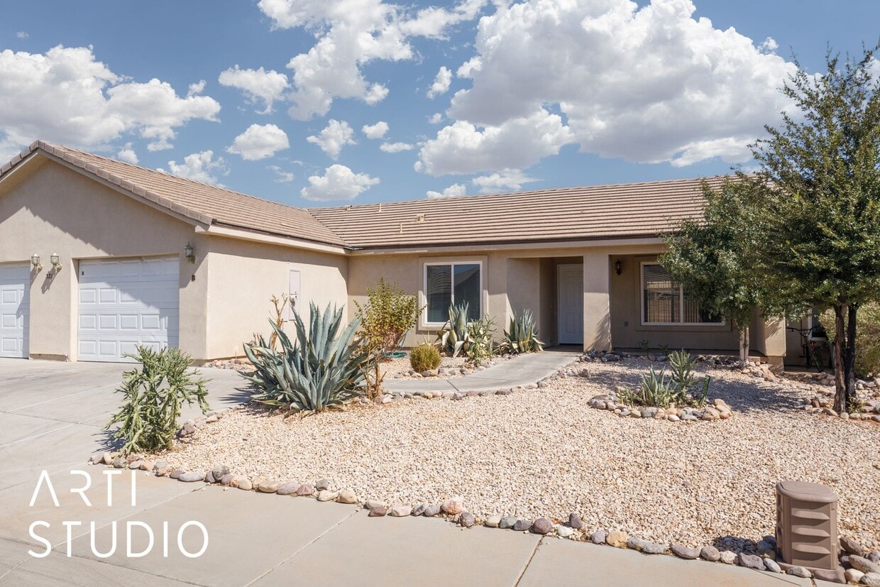 Primary Photo - 3-bedroom 2-bathroom townhouse with a 1-ca...
