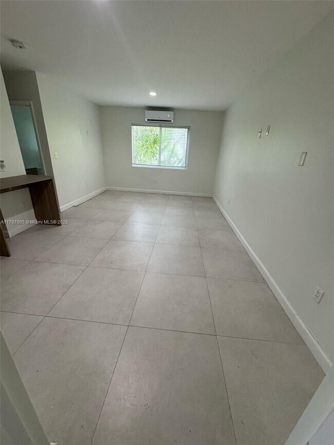 Foto del edificio - 245 NE 33rd St