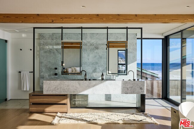 Foto del edificio - 24548 Malibu Rd