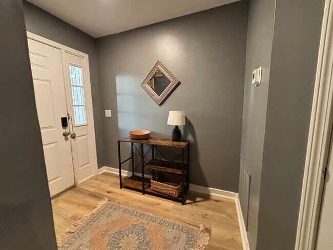 Foto del edificio - 3 Bedroom / 2 Bath End-Unit Condo in Crossland Downs – Across from the AU Vet School