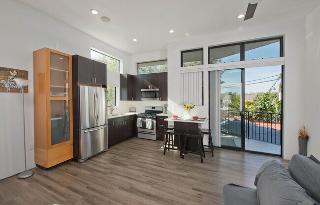 Building Photo - 809 Warren Ave