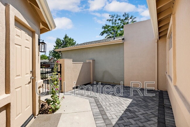 Building Photo - 3267 Iris Ln