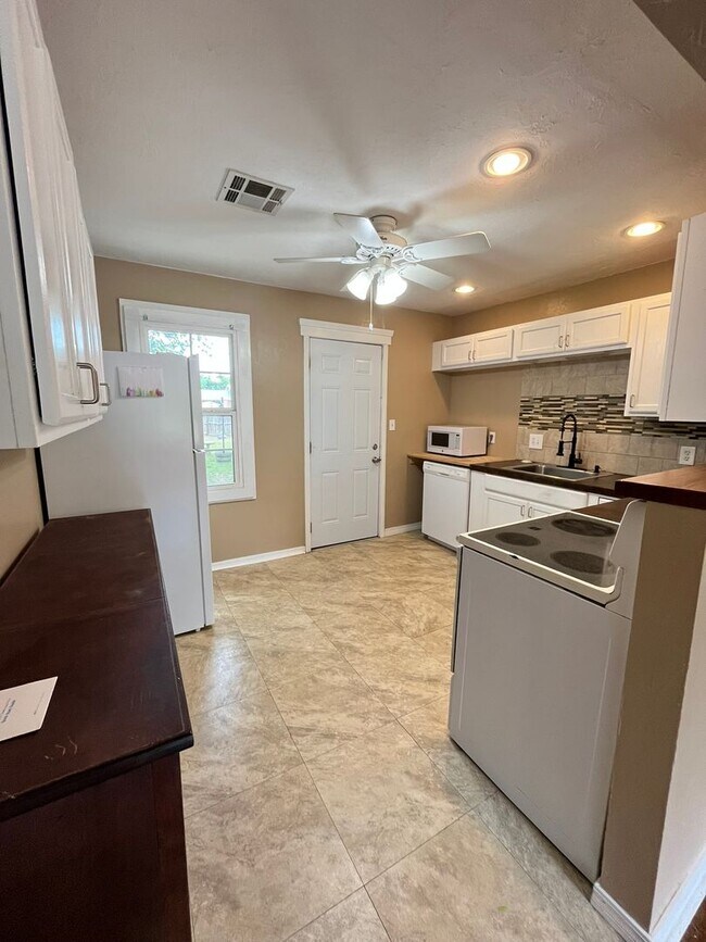 Building Photo - Cute 2 Bed 1 Bath