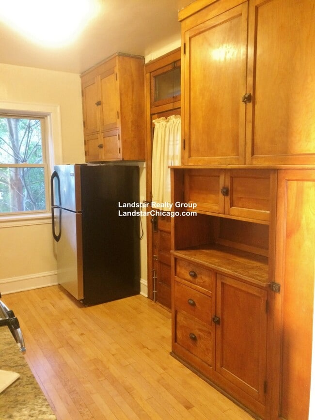 Building Photo - 1542 W Albion Ave