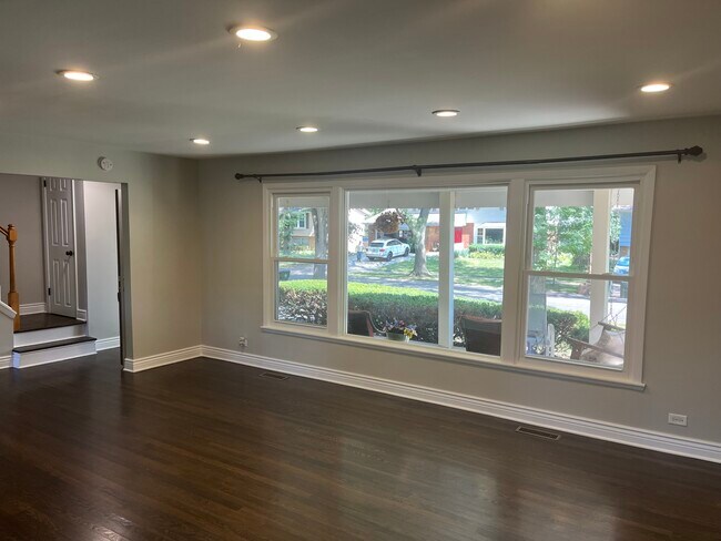 Building Photo - 502 S Stuart Ln