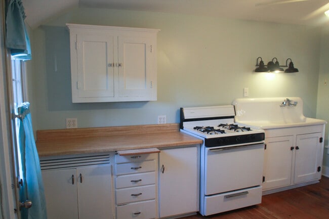 Kitchen - 112 S 6th St