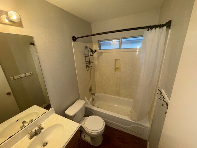 Building Photo - Kyle: Steeple Chase Subdv; 4 BD 2 BA House...