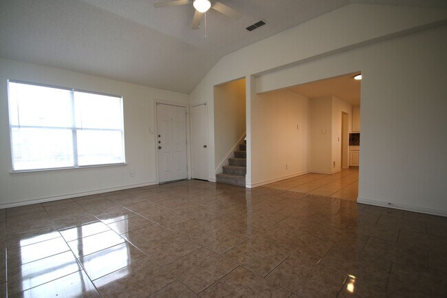 Foto del edificio - Upgraded 3BR Home | Granite Kitchen, High Ceilings & Gated Backyard | Minutes to Downtown Fort Worth