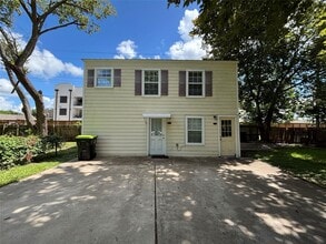 Building Photo - 422 W Burleson St
