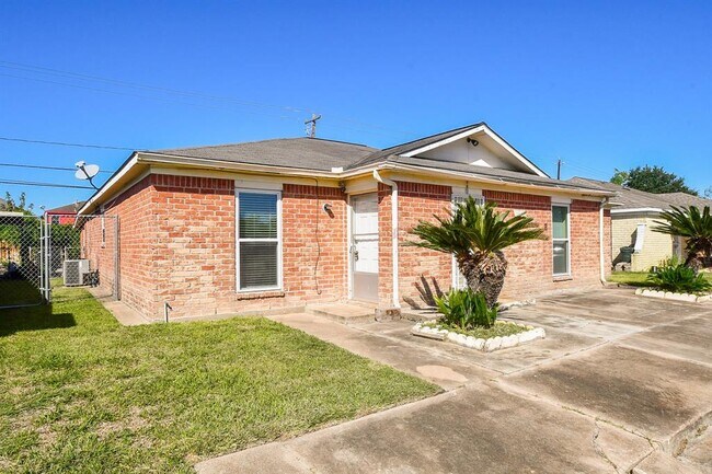 Building Photo - 15063 Woodforest Blvd