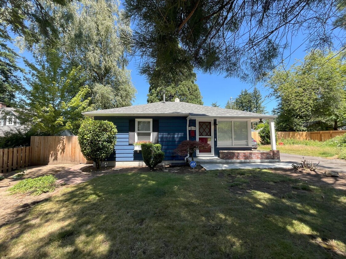 Foto principal - Updated 2 Bedroom Cottage with Hardwood Fl...