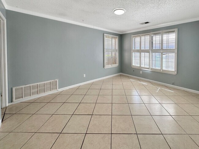 Foto del edificio - 2317 N Thomas Dr