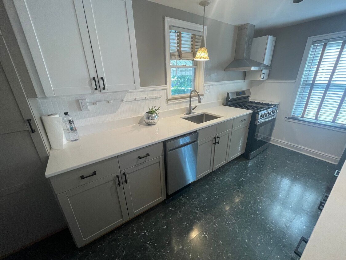 Foto principal - Updated and Spacious Single-Family Home ri...