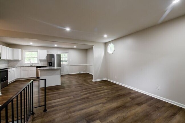 Building Photo - Newly remodeled 4/2
