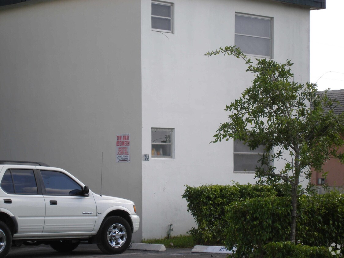 Building Photo - 241 SW 8th Ct