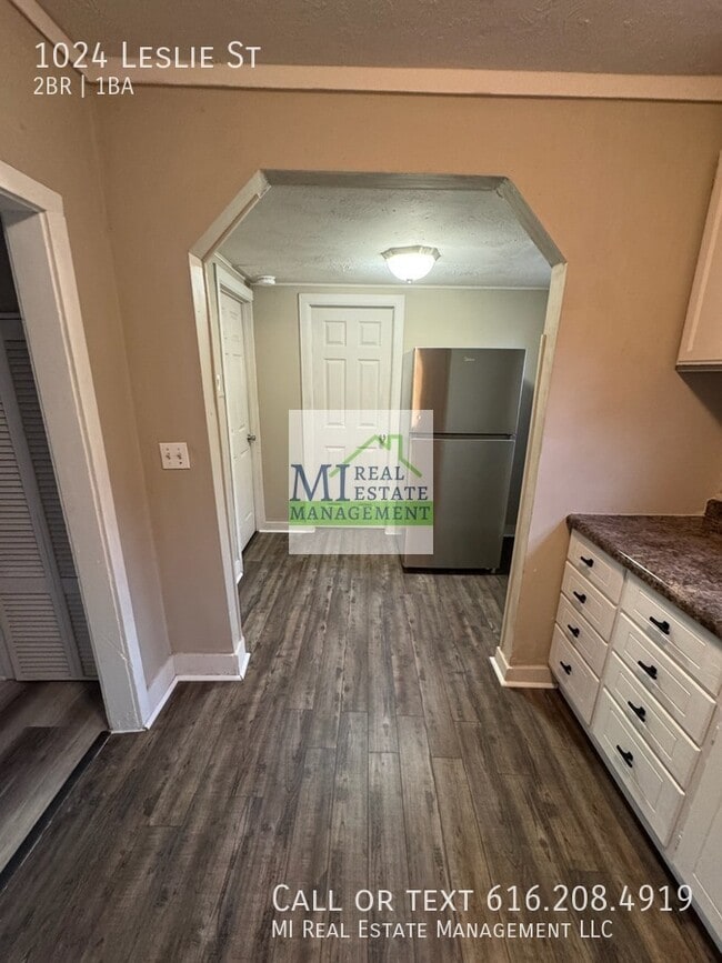 Building Photo - 1024 Leslie St