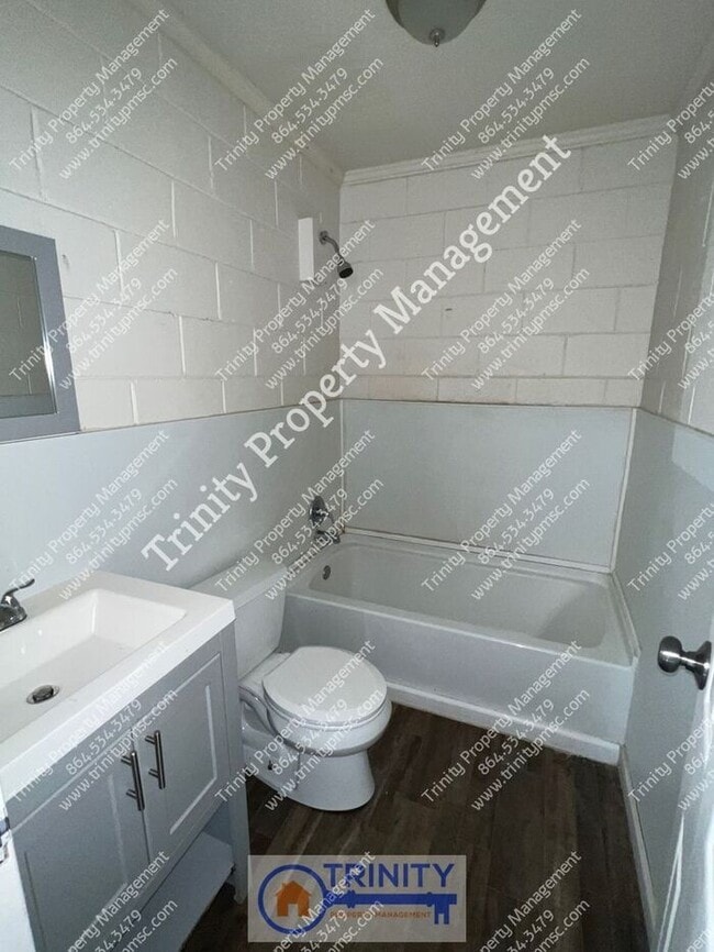 Building Photo - **Section 8 Accepted** Cozy Two Bedroom