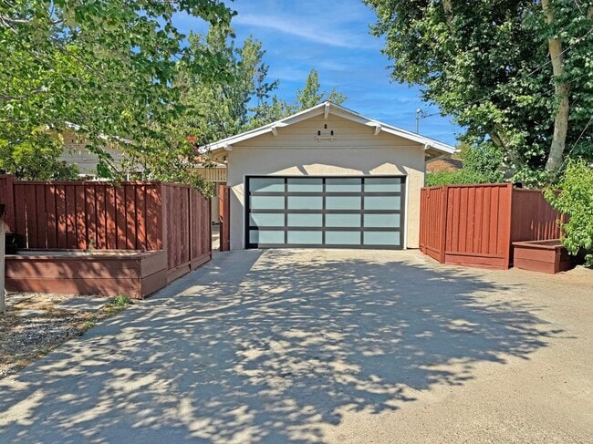 Building Photo - 701 Duke Cir