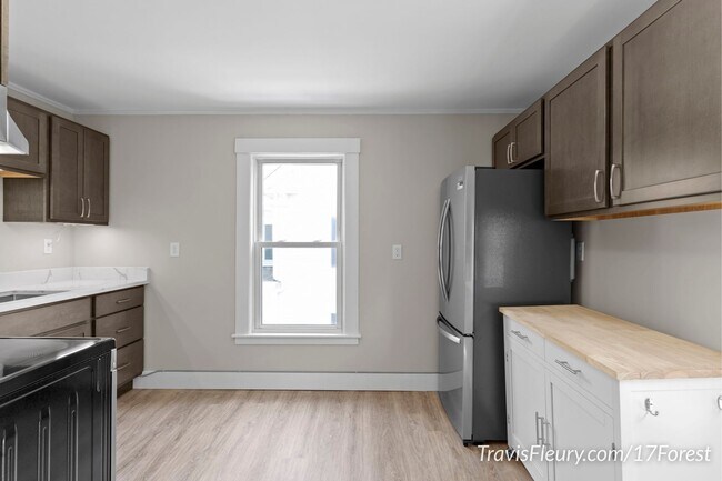 Eat-in Kitchen - 17 Forest St