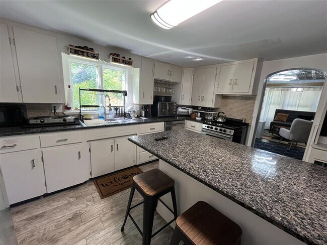 Building Photo - Fully Furnished Single Family House for Re...