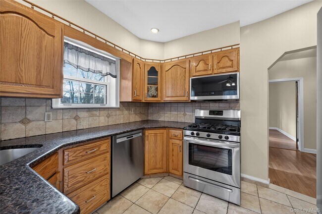 Building Photo - 3 Woodmere Ln