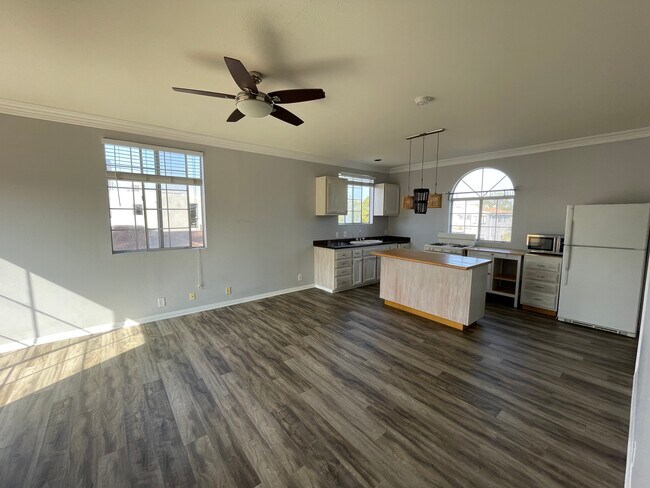 Cocina y sala de estar - 756 Vernon Ave