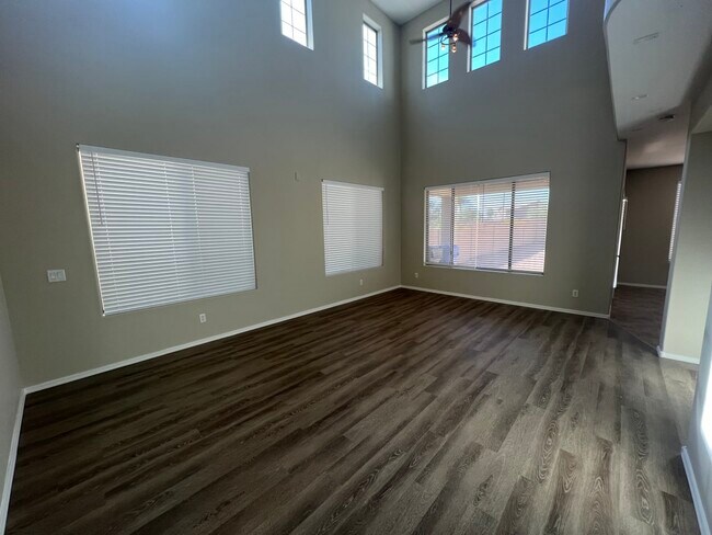Building Photo - 1021 E Julian Dr