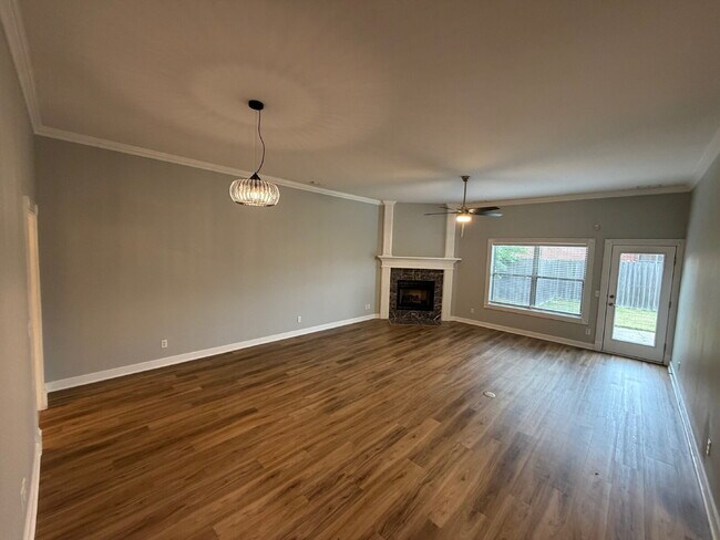 Foto del edificio - Elegant, Low Maintenance Townhome Designed for Elevated Everyday Living!