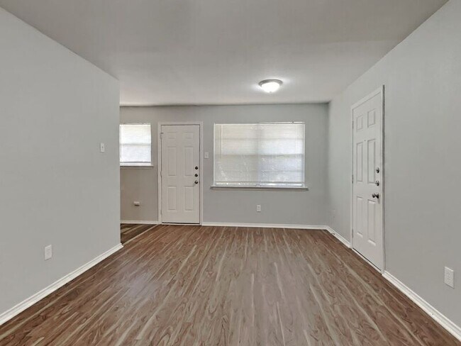 Building Photo - 4349 Chestnut Dr