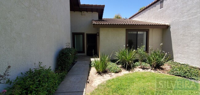 Foto del edificio - Cozy 2 bedroom 2 Bath home near Stowell and Broadway!