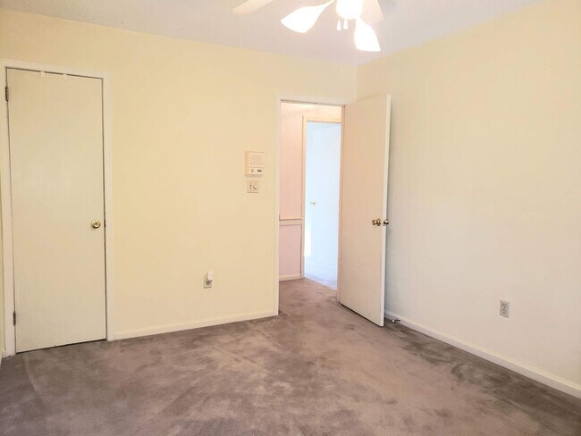 Building Photo - Vaughn Rd Convenient!