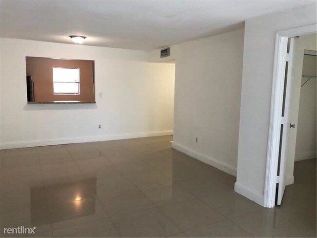 Building Photo - 3 br, 2 bath  - 4131 Stirling Rd Apt 104B