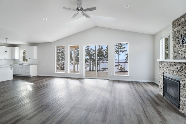 Building Photo - Luxury View Home - 3 Beds 3 Baths - 2 Offi...