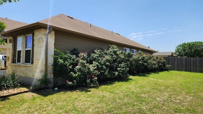 Foto del edificio - 200 McCoy Ln