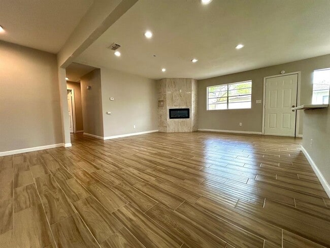 Building Photo - 5926 Darkwood Dr