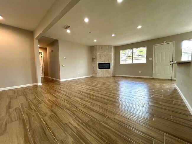 Foto del edificio - 5926 Darkwood Dr