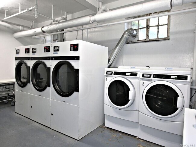 Foto del edificio - 114 Larchmont Acres