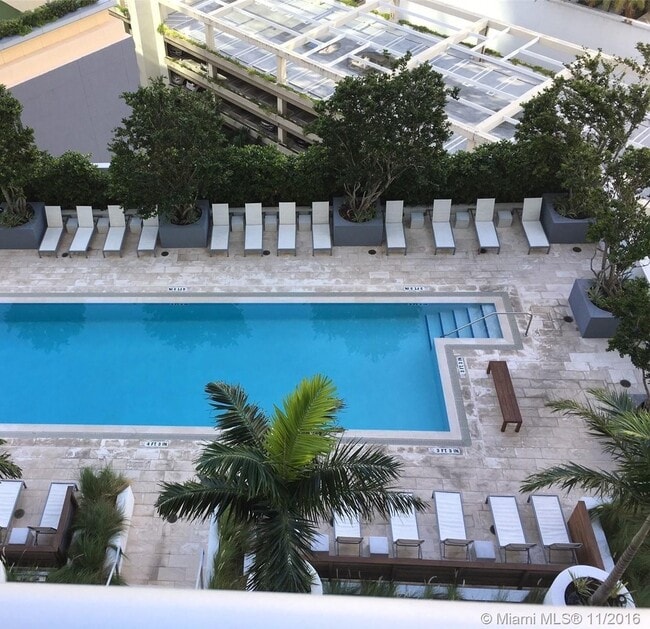 Building Photo - 1300 Brickell Bay Dr