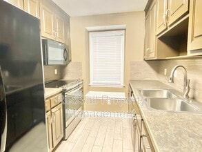 Building Photo - 211 Crestwood Ct