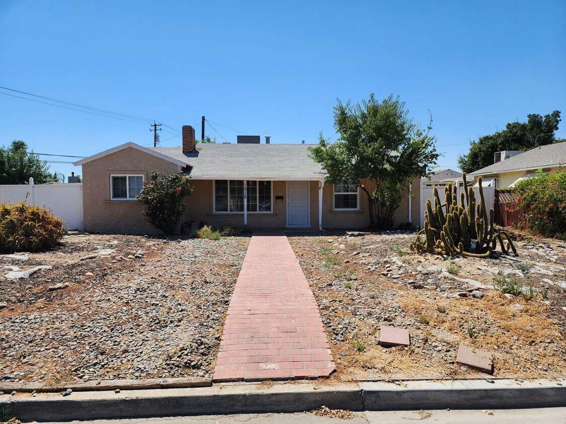 Primary Photo - Must See! 2 bedroom, 1 bath home.