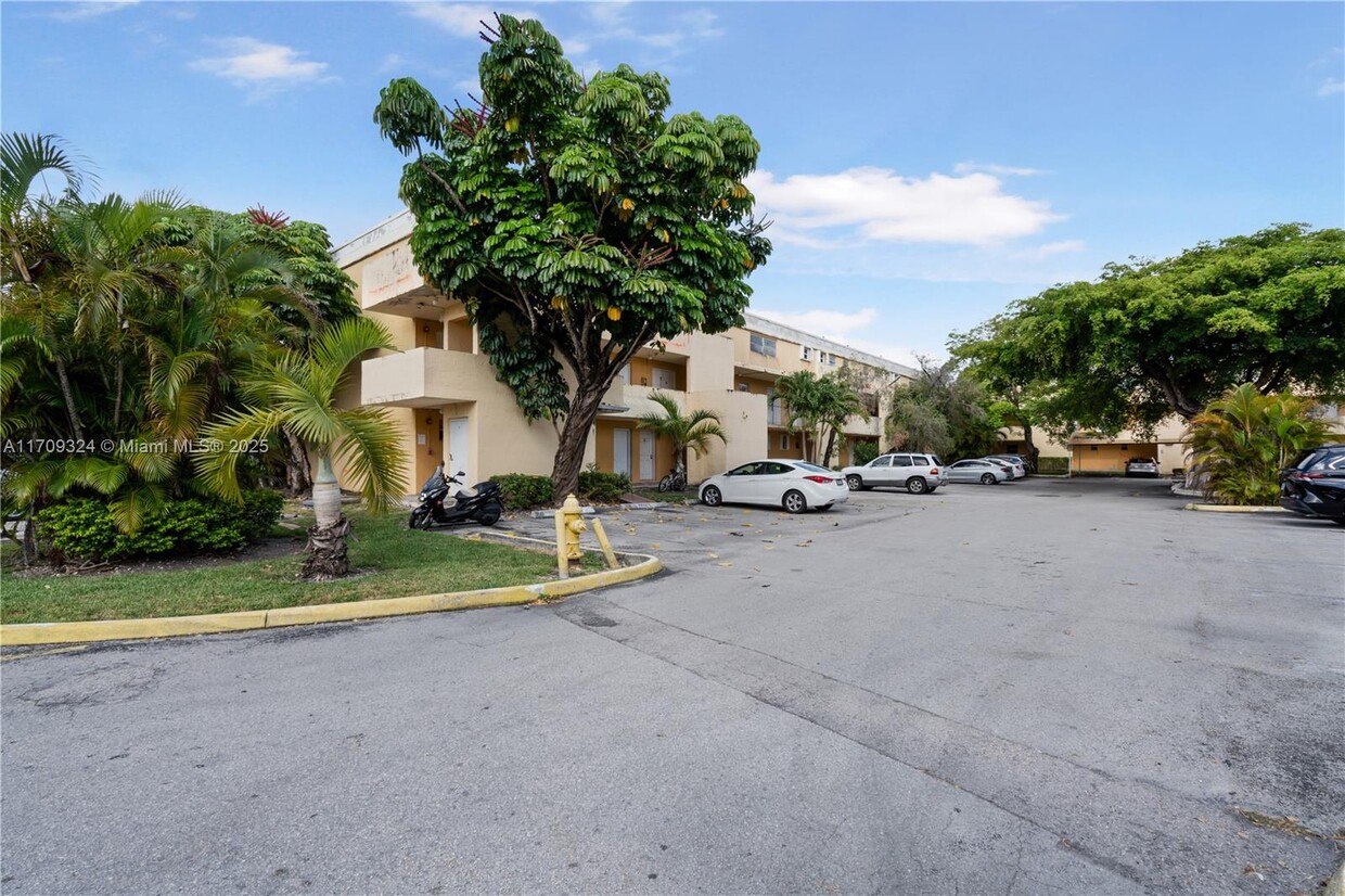Primary Photo - 9371 Fontainebleau Blvd