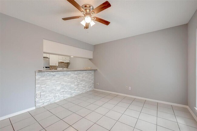 Foto del edificio - 1016 E Tri Oaks Ln