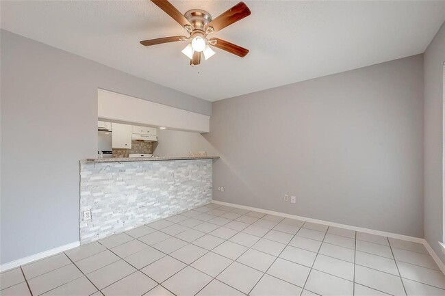Building Photo - 1016 E Tri Oaks Ln