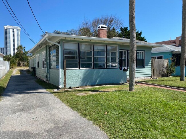 Building Photo - Adorable Beachside Bungalow!